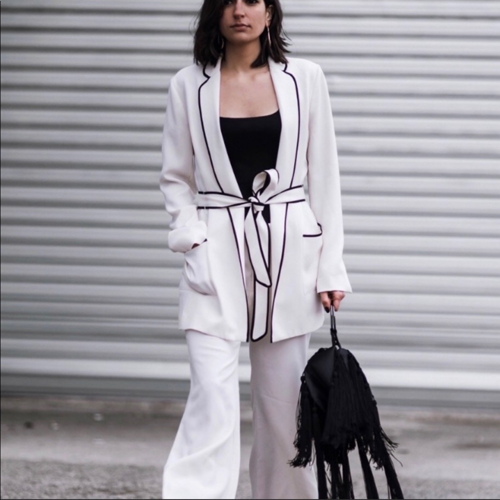 •SOLD• BLOGGER FAV ZARA IVORY BLAZER w CONTRASTING - Picture 3 of 8